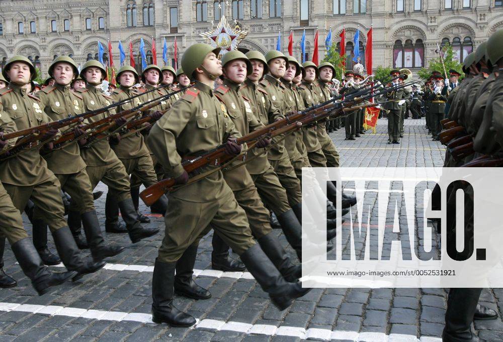 Soldaten in Uniformen und mit Waffen der Roten Armee aus der Zeit des Zweiten Weltkrieges während