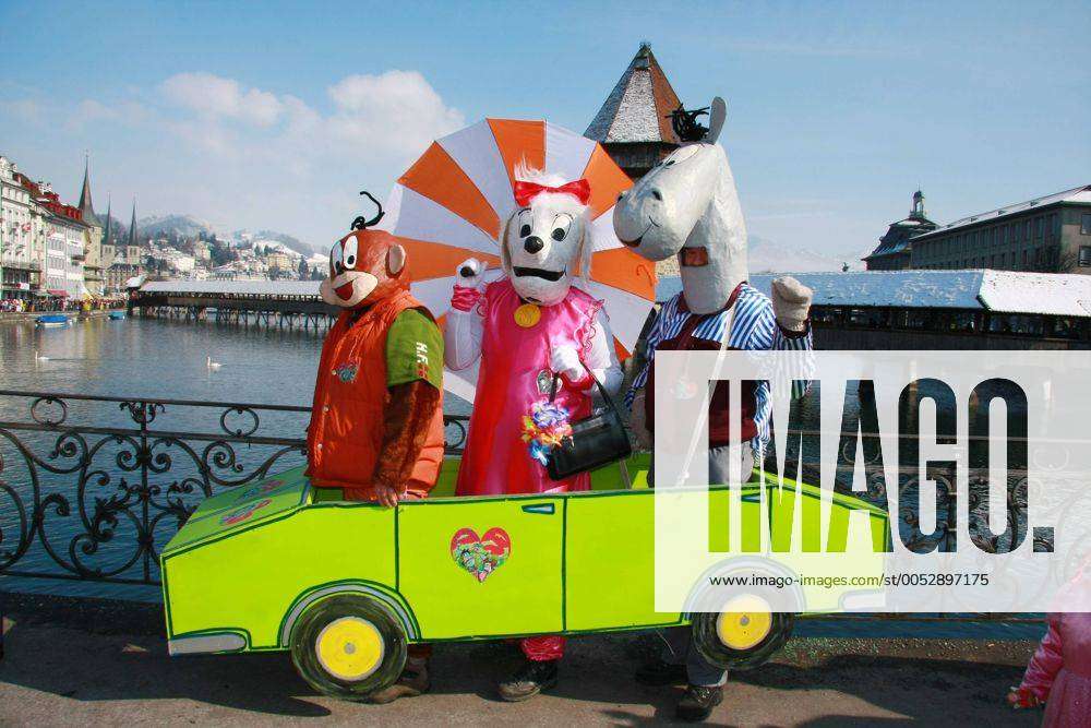 Kostüm-Trio verkleidet als Affe, Hund und Esel in einem Auto während der  Luzerner Straßenfasnacht
