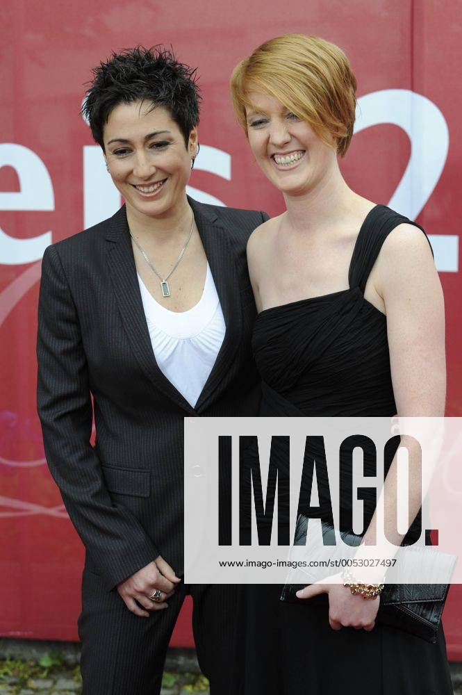 Moderatorin Dunja Hayali (li.) und Freundin Mareike Arning anlässlich des Bayerischen