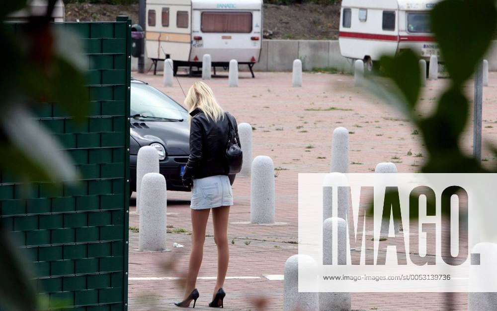 Prostituierte Vor Ihren Wohnwagen Auf Dem Straßenstrich An Der B224 In 