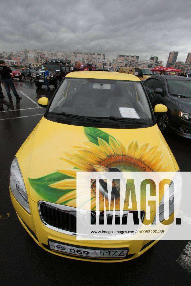Sonnenblume mit Hummel-Airbrush-Motiv auf einem Auto - Teilnehmer des 5.  Auto-Festivals in Moskau