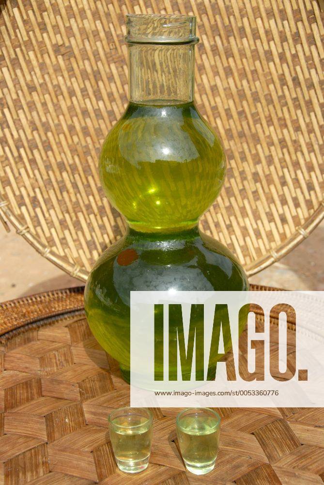 Grüner Lao Lao, bauchige Glasflasche gefüllt mit Alkohol, Schnaps, laotischer Reisschnaps