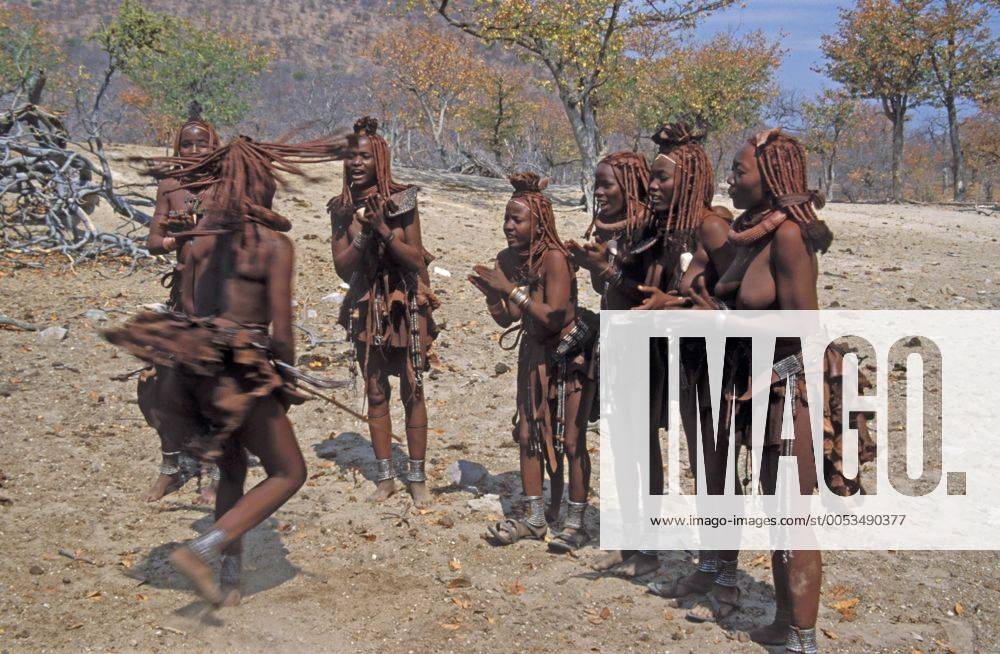 Himba-Maedchen beim Tanzen, Namibia, Kunene, Kaokoland Himba girls ...