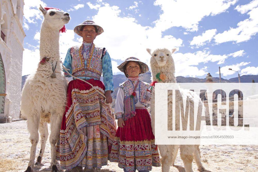 Frau und M dchen mit Lama und Alpaka in Maca nahe des Colca Canyon