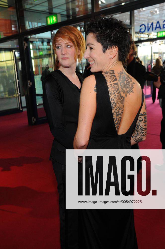 Dunja Hayali (rl) und Mareike Arning zu Gast beim 12. Deutschen Fernsehpreis am 09.10.2010 im