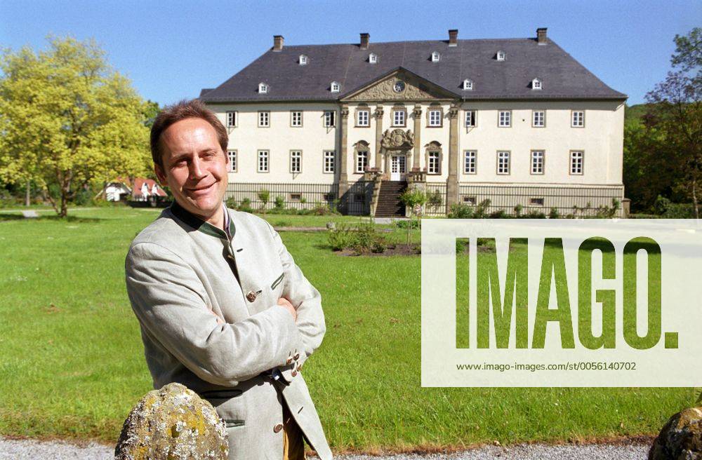 Wilhelm Graf von Spee vor Schloss Alme in