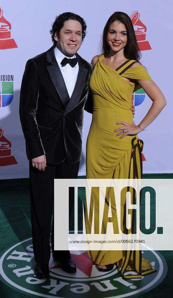 Gustavo Dudamel and wife Eloísa Maturén pose on the red carpet at