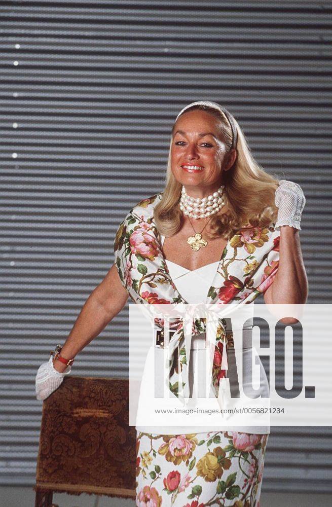 Prinzessin Angela von Hohenzollern 10 95 bü Adel Gesellschaft Frau langhaarig blond Haarband seriös Prinzessin Angela von Hohenzollern 10 95 bü Adel Gesellschaft Frau langhaarig blond Haarband seriös