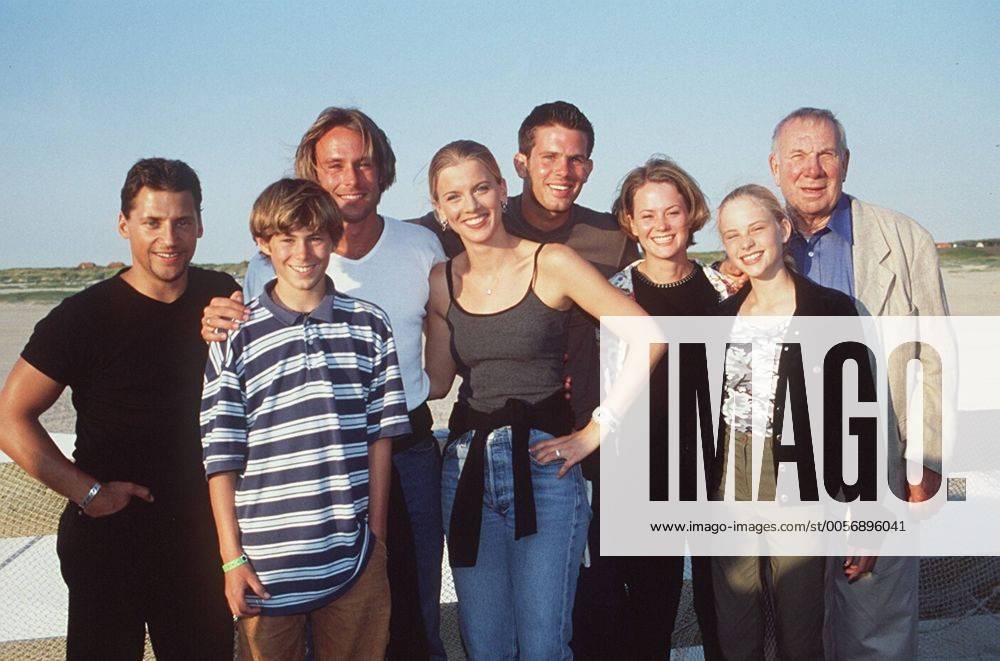 Die Strandclique (ARD) Patrick Bach (l.) mit anderen Darstellern 07 99 her TV Fernsehen Schauspiel S Die Strandclique (ARD) Patrick Bach (l.) mit anderen Darstellern 07 99 her TV Fernsehen Schauspiel S