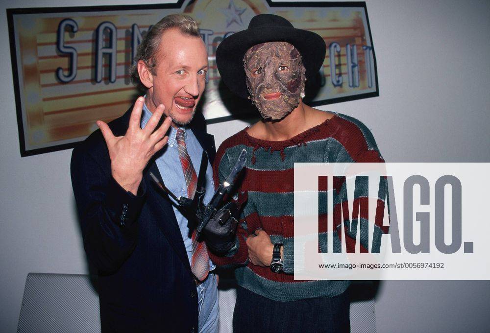 Der Schauspieler Robert Englund mit einem Komparsen in der Maske von Freddy Krueger bei RTL Samstag