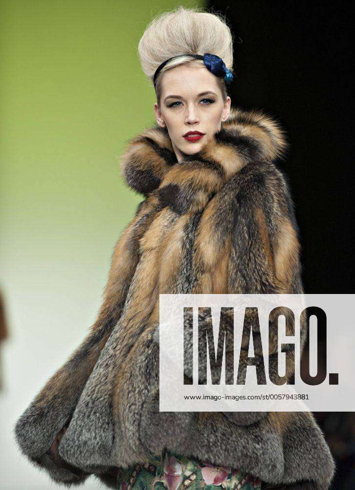 Bildnummer: 57943881 Datum: 30.04.2012 Copyright: imago/Xinhua (120430) --  MONTREAL, April 30, 2012 (Xinhua) -- A model presents a fur creation on the  first day of the three-day North American Fur Fashion Exhibition