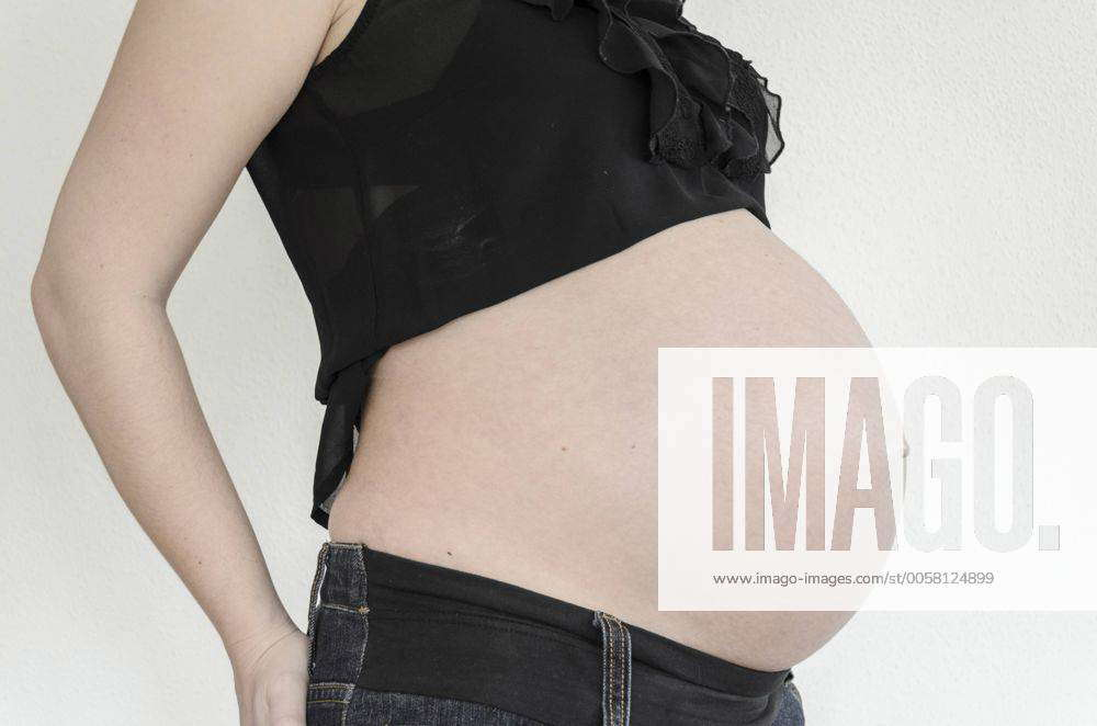 Bauch Einer Schwangeren Frau Im 9 Monat 