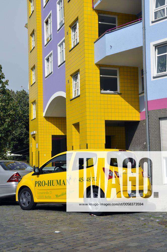 Gelbes Auto vor gelber Hausfassade, Auto, gelb, Werbung, Reklame, Haus