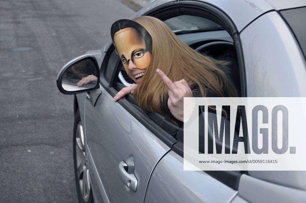 Lisa im Auto mit Maske, Frau, Model, Lisa, lachen, Stinkefinger