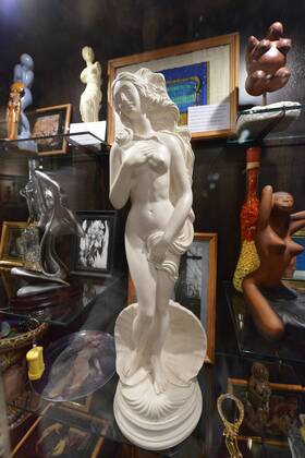 Erkak jojaning qiniga vibratorni, uning jinsiy olatini esa uning eshagiga kiritadi.