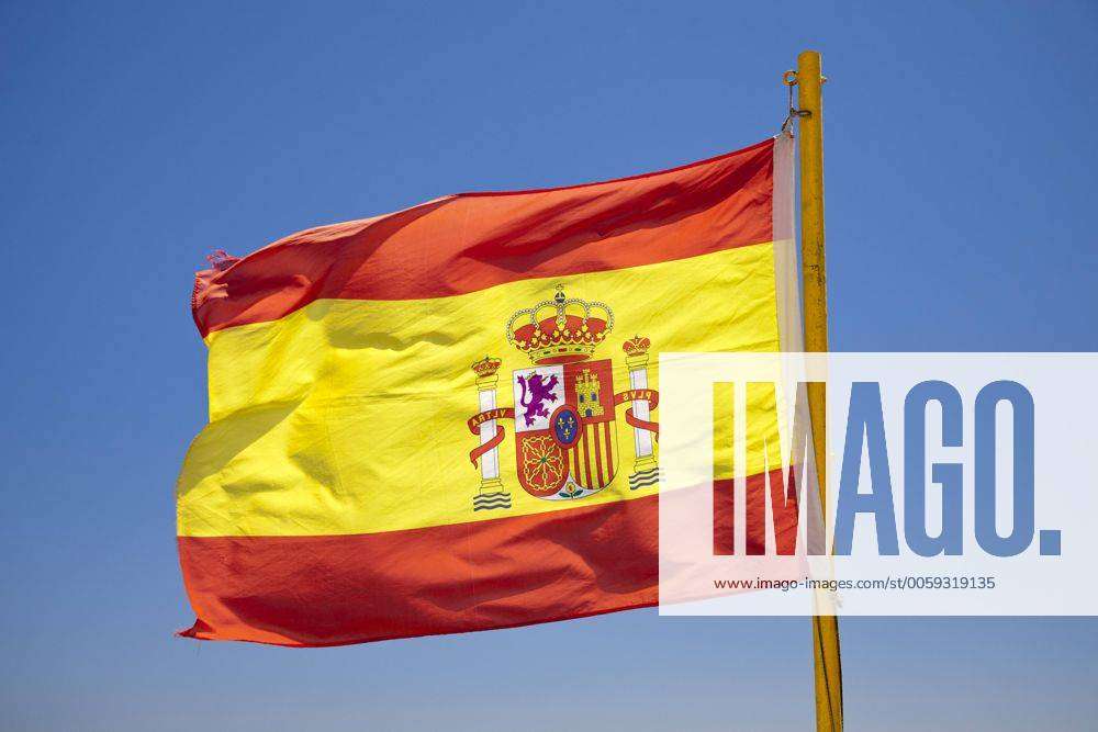 Spanische Flagge, Playa de Santa Ana, Benalmadena, Provinz Malaga, Costa  del Sol, Andalusien