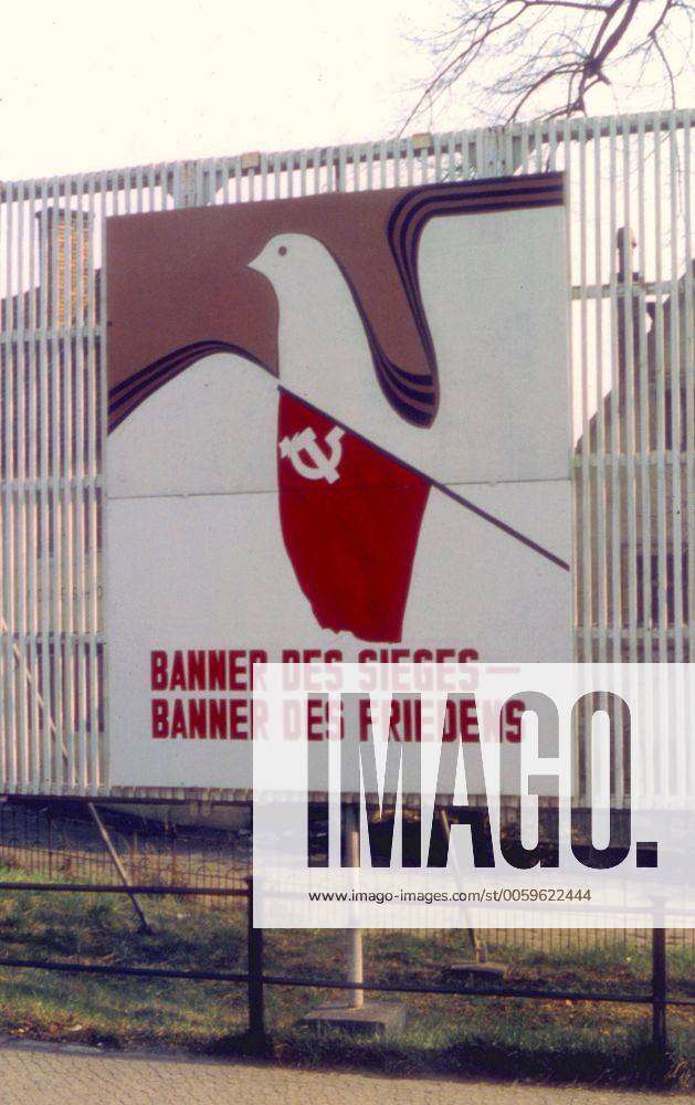 Sozialistisches Propagandaschild Banner des Sieges - Banner des Friedens ,  eine Friedenstaube und