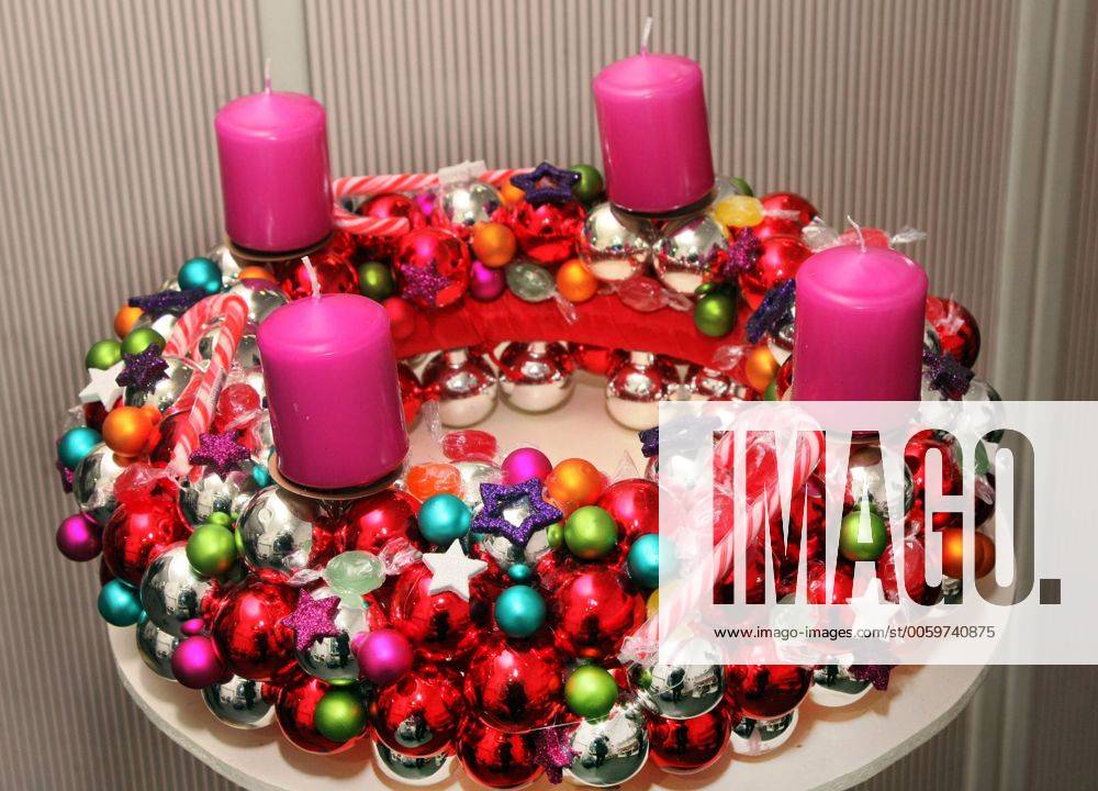 Adventskranz mit bunten Kugeln und rosa Kerzen in der Blumenbar in Frankfurt-Nordend . DER ABDRUCK