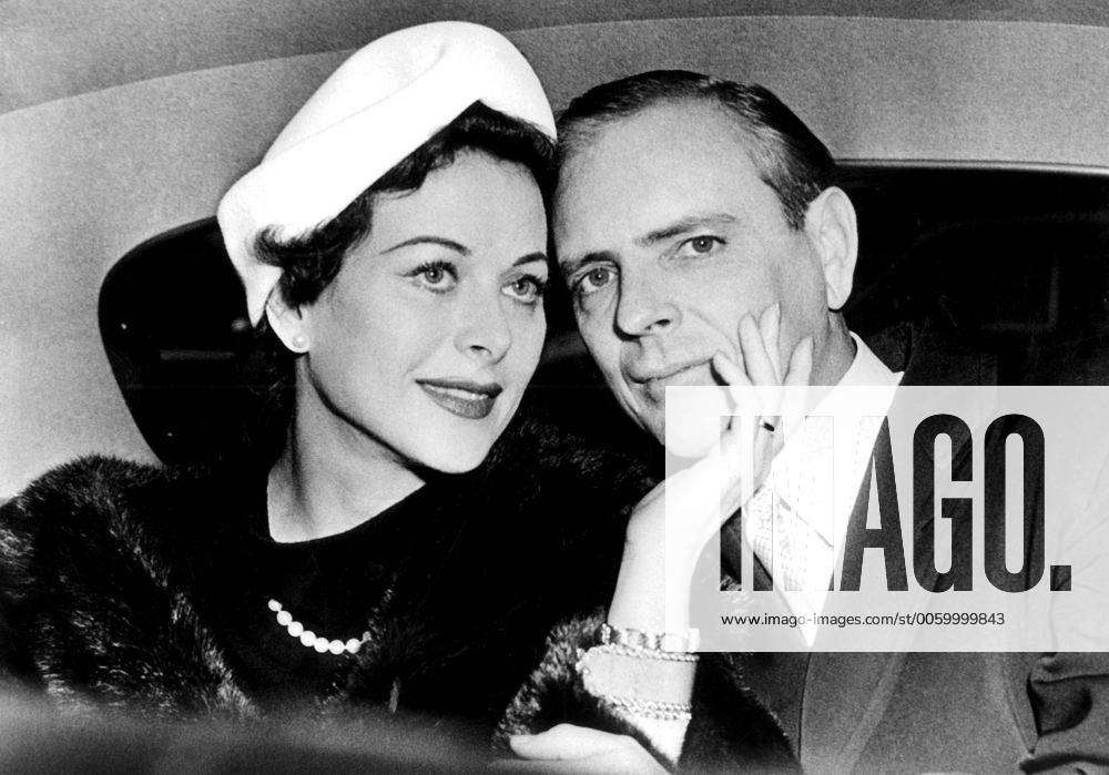 Hedy Lamarr weds Texas oil magnate Mr W Howard Lee. Picture shows couple  after the ceremony
