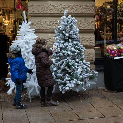Weihnachtsbaum künstlicher Weihnachtsbaum vor dem Geschäft BUTLERS, Neugasse 26 am 14.12.2013 in