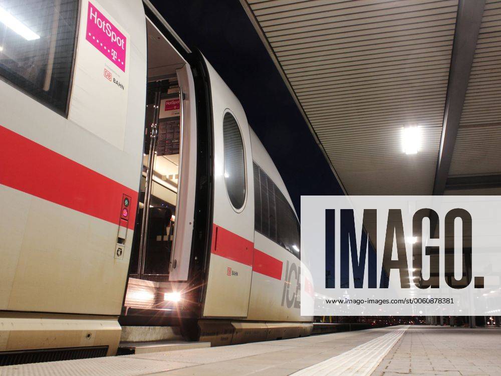 Intercity Express ICE der DB Deutsche Bahn mit Hotspot von und Tuer steht Intercity Express ICE der DB Deutsche Bahn mit Hotspot von und Tuer steht