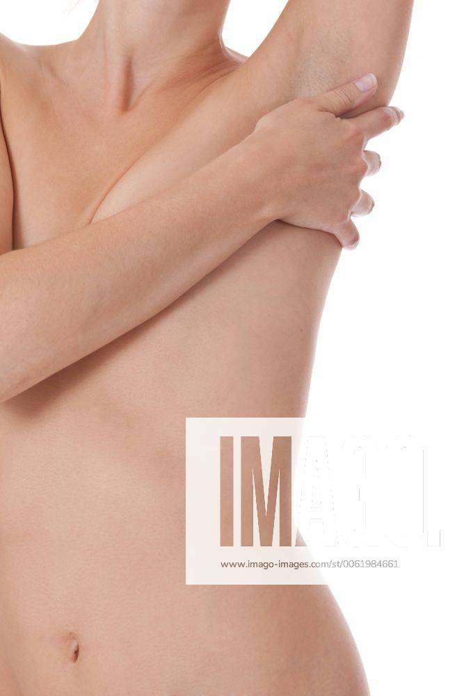 Ausschnitt eines nackten Frauenkörpers mit verdeckter Brust für