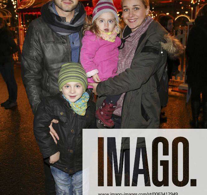 Lenn Kudrjawizki mit Ehefrau Nora Kudrjawizki und Kindern bei der Premiere des 11. Roncalli