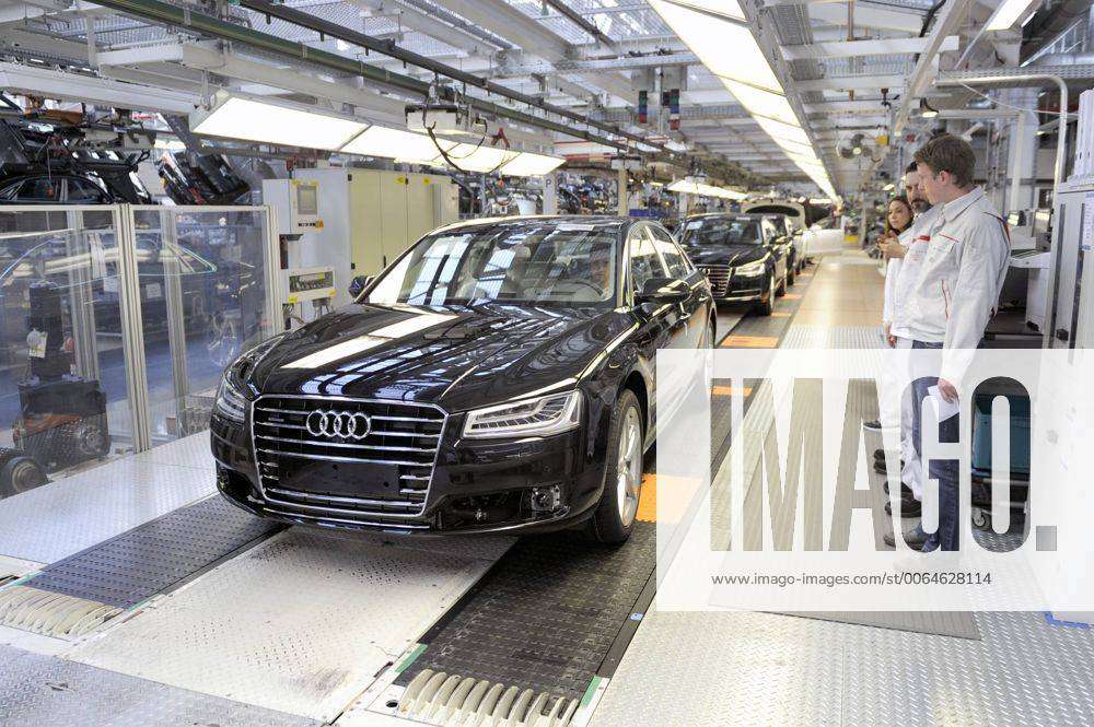 Eine fertiggestellte Audi A8 Limousine laeuft vom Band,Arbeiter,Facharbeiter