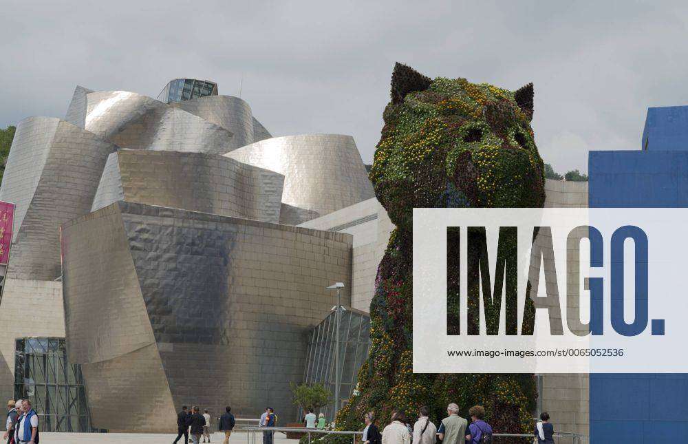 sadel protest grit Guggenheim Museum in Bilbao Hund aus Pflanzen bewacht den Eingang zum Guggenheim  Museum in Bilbao, 3