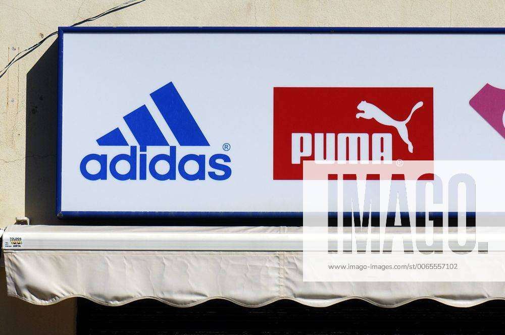 16.08.2015, Cala Spanien, Reklame von Adidas und Puma, Reklame, Geschäf