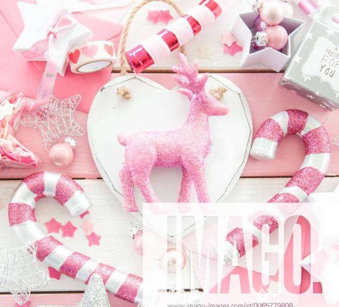 Pinke Weihnachtsdeko mit Hirsch und Zuckerstangen Pinke Weihnachtsdeko mit  Hirsch und Zuckerstangen