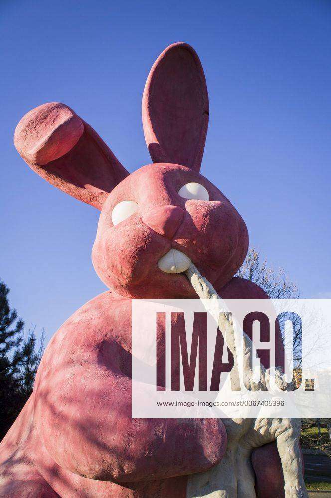 Statue eines riesigen rosa Hasen in Pilsen, Tschechien The giant pink rabbit  eating a headless