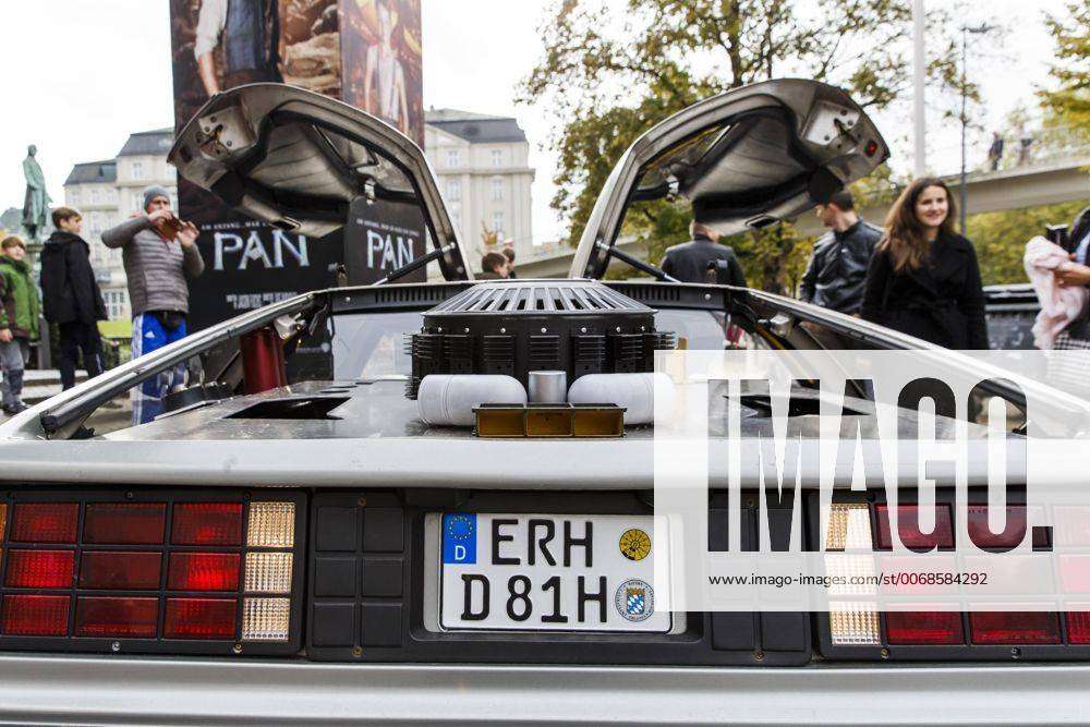Alexander Grünnewig mit seinem Kult-Auto DeLorean DMC-1 aus dem