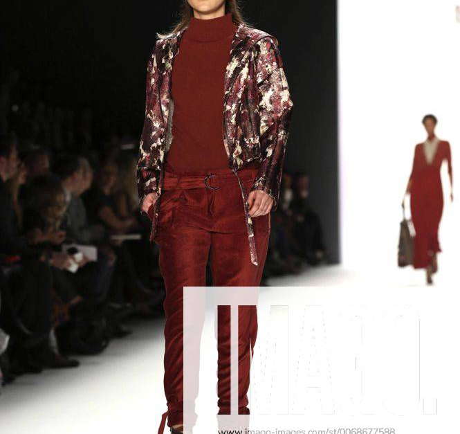 Stefanie Giesinger bei der Riani Fashion Show auf der Mercedes-Benz