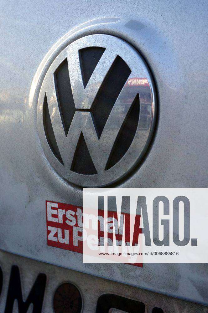 10.12.2015, VW-Auto mit Penny-Reklame, Auto, VW, Volkswagen, Symbol,  Aufkleber, Penny, Slogan