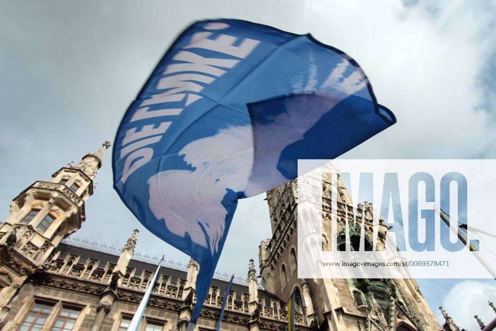 Blaue Fahne mit Friedenstaube und Aufschrift Die Linke weht anlässlich der  Demonstration gegen die