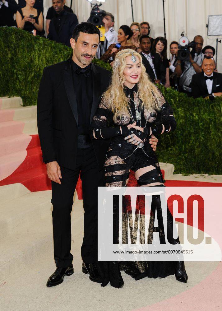 MET Gala 2016 - Madonna mit Bondage-Look MET Gala 2016 Madonna