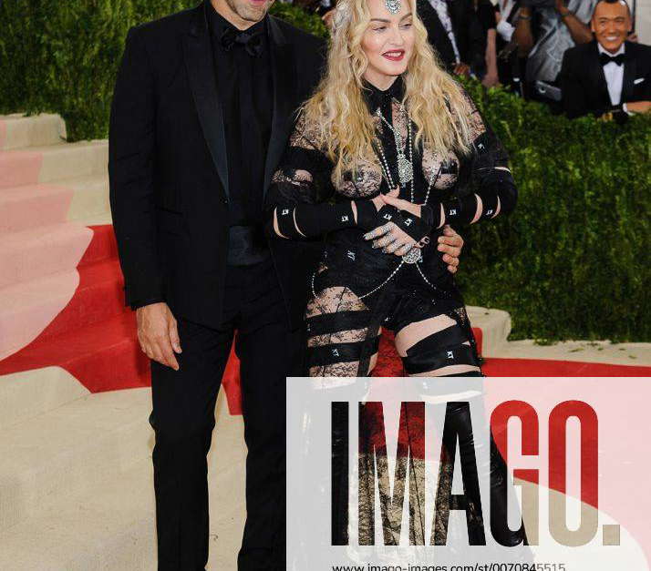 MET Gala 2016 - Madonna mit Bondage-Look MET Gala 2016 Madonna