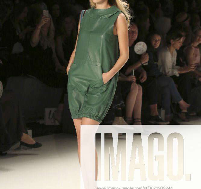 Elena Carriere bei der Riani Fashion Show auf der Mercedes-Benz Fashion