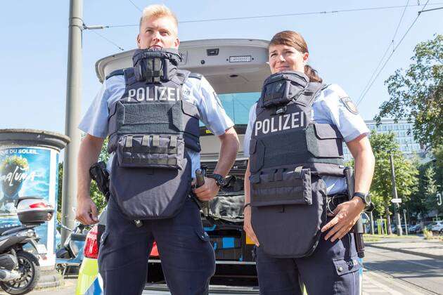 Duesseldorf Polizistin und Polizist mit Schutzweste, Vorstellung neue  Schutzwesten Polizei