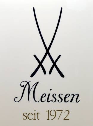 Gekreuzte Schwerter sind das Markenzeichen fuer Meissener Porzellan. Seit Beginn des