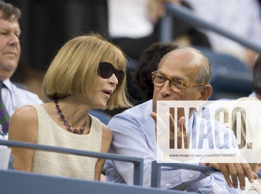 Sep 09 2007 New York NY USA ANNA WINTOUR talks to designer OSCAR DE LA RENTA