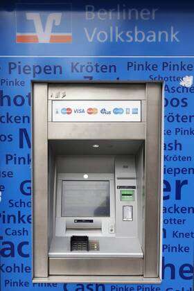 Geboorte geven motor lens Berlin, Deutschland, 03.02.2017 Geldautomat der Berliner Volksbank