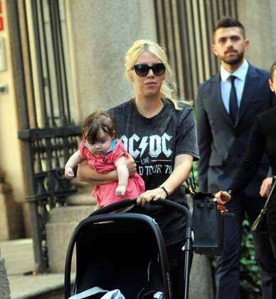 Milan, Wanda Nara shopping center with baby and driver Wanda Nara comes to  the center together with little Isabella and after being GUCCI she also  joins the LOUIS VUITTON boutique for shopping.