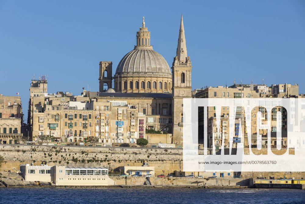 Skyline von Valetta, der Hauptstadt von Malta, Kuppel der Karmeliter Kirche und Kirchturm der St. Pa Skyline von Valetta, der Hauptstadt von Malta, Kuppel der Karmeliter Kirche und Kirchturm der St. Pa