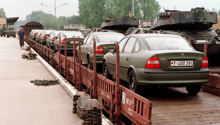 Im Geraetehauptdepot der Bundeswehr in Darmstadt werden LKW fuer UN  Einsaetze lackiert. Darmstadt