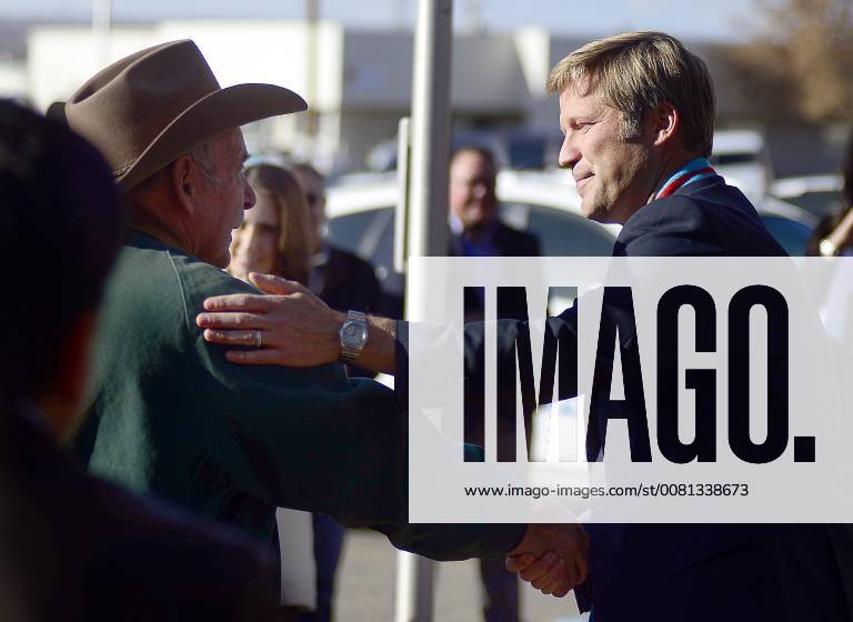 Albuquerque, NEW MEXICO, U.S. - 122117.Larry Stepp, , left shakes hands ...