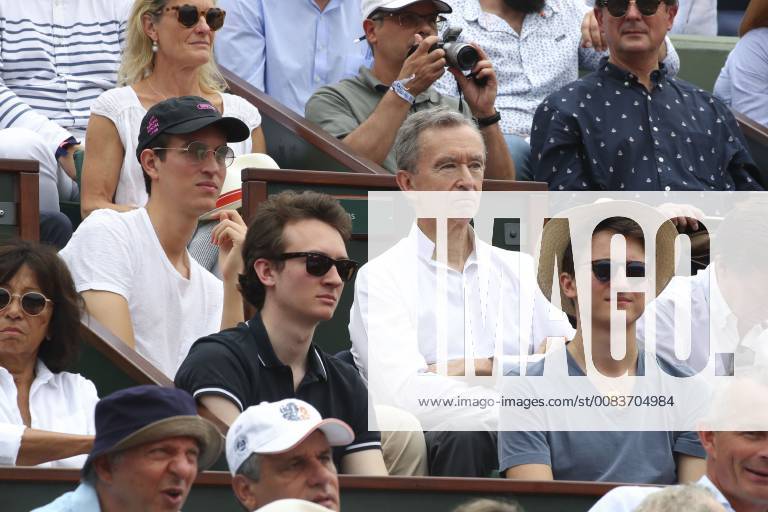 Photo : Bernard Arnault et ses fils Frédéric et Jean dans les tribunes de  la finale homme des internationaux de France de Roland-Garros à Paris le 5  juin 2016. © Moreau-Jacovides / Bestimage - Purepeople