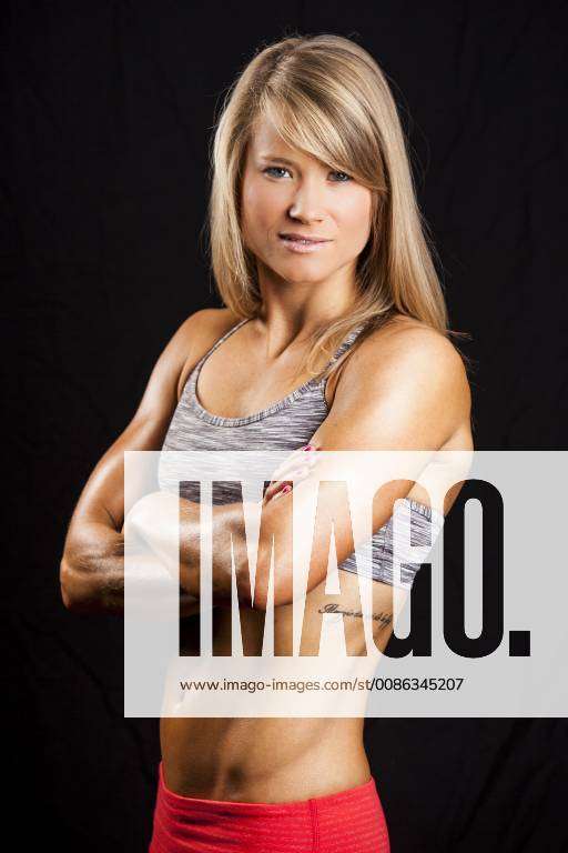 Female personal trainer with arms crossed in sports bra, Boston MA USA  model released Symbolfoto