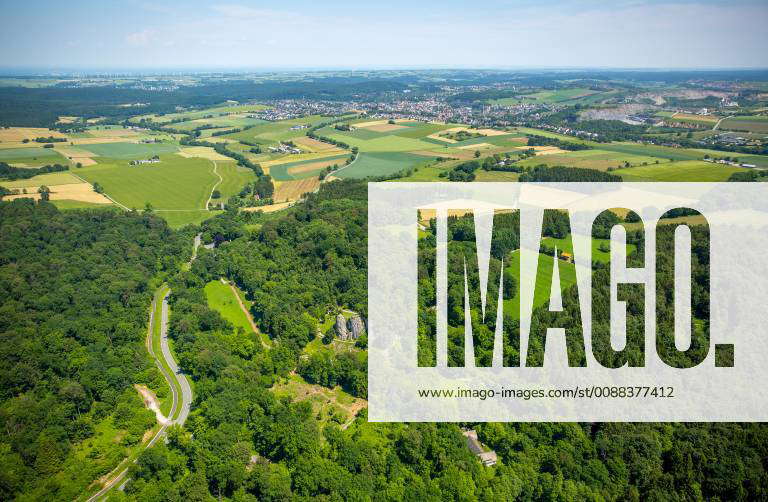 Bilstein Felsen an der Bilsteinhöhle, Kreuz über der Tropfsteinhöhle
